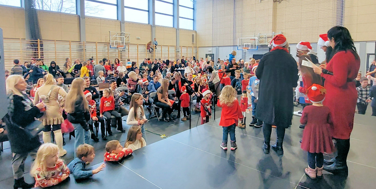 Świąteczny szkolny kiermasz w Dąbrowie