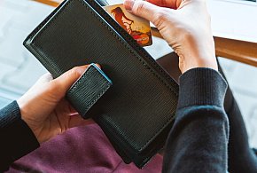 Emeryci coraz częściej rezygnują z gotówki. Wiemy, dlaczego-9582