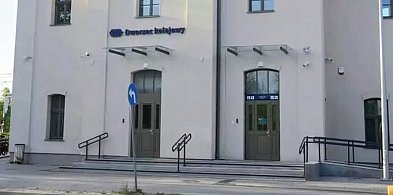Budynek Dworca Kolejowego w Palędziu po remoncie.-9781