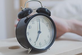 Kiedy cofamy zegarki? Tym razem zimowy czas przyjdzie prędzej-10345