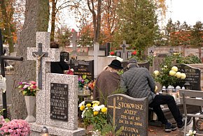 Savoir-vivre na 1 listopada. Jak się zachować podczas wizyty na cmentarzu?-10678