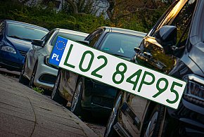 Tablice z zielonymi napisami na kolejnych autach. Nie chodzi o "elektryki"-10962