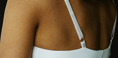 Dlaczego staniki białe są tak chętnie wybierane do codziennych i eleganckich styli