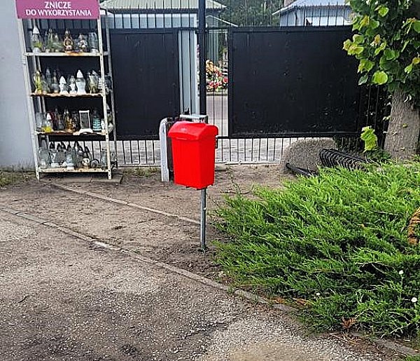 Widzisz taki pojemnik na cmentarzu. Oto, do czego służy-10612
