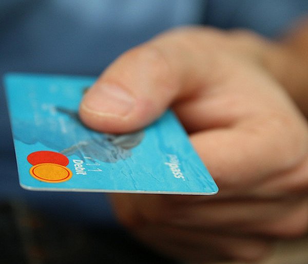 Fiskus skontroluje płatności kartą Polaków? Resort zabiera głos-10771