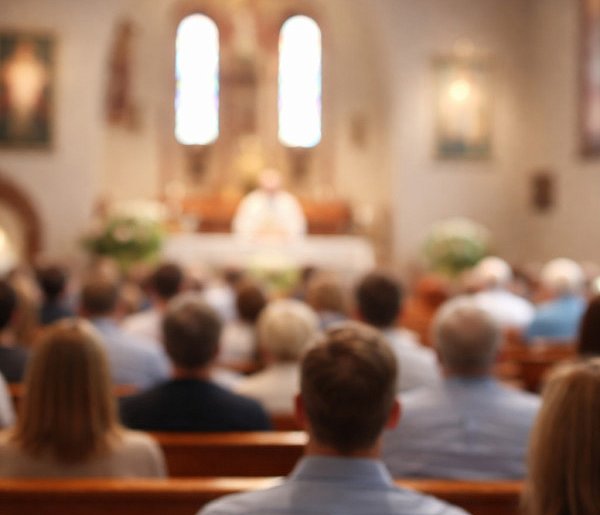 Ilu Polaków naprawdę chodzi do kościoła? Jedna statystyka szokuje-10936