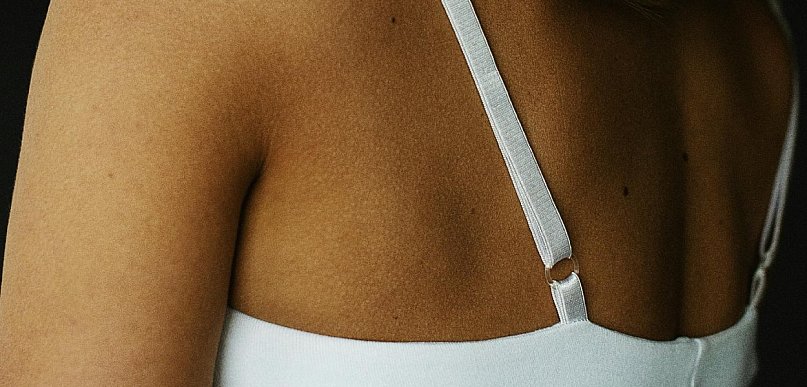 Dlaczego staniki białe są tak chętnie wybierane do codziennych i eleganckich styli