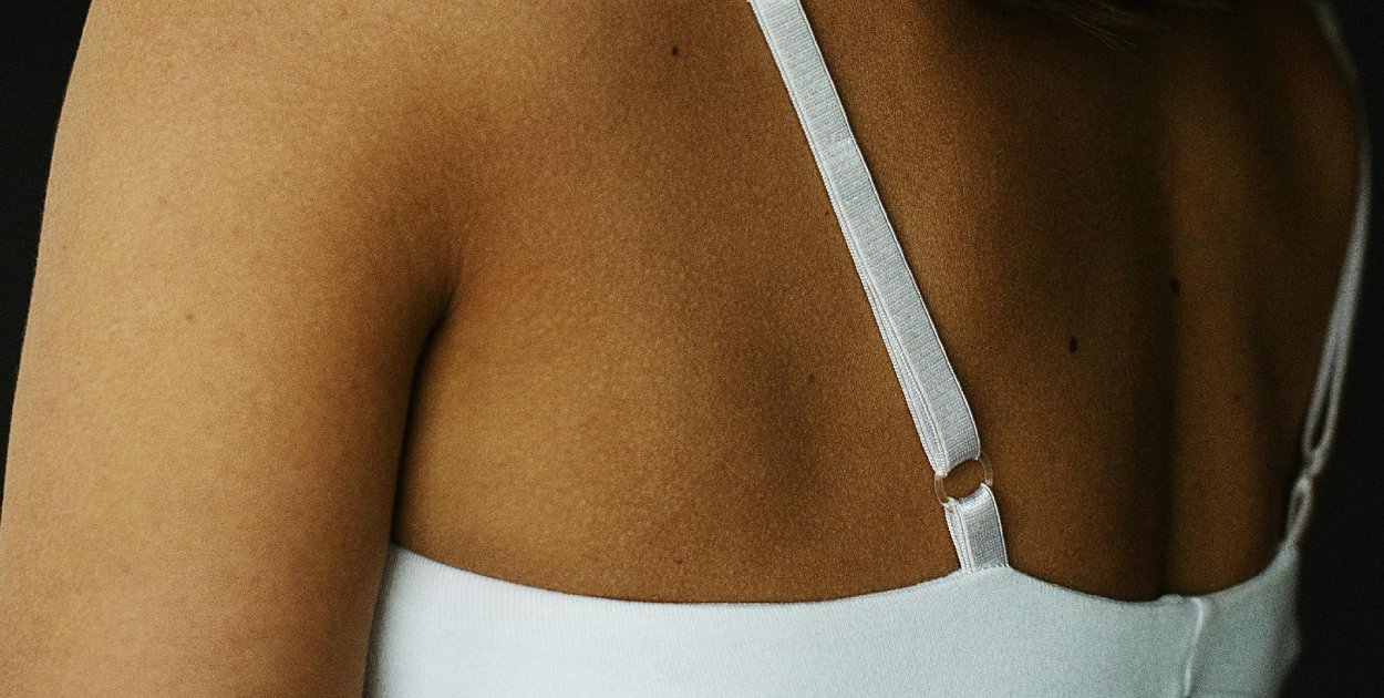 Dlaczego staniki białe są tak chętnie wybierane do codziennych i eleganckich styli