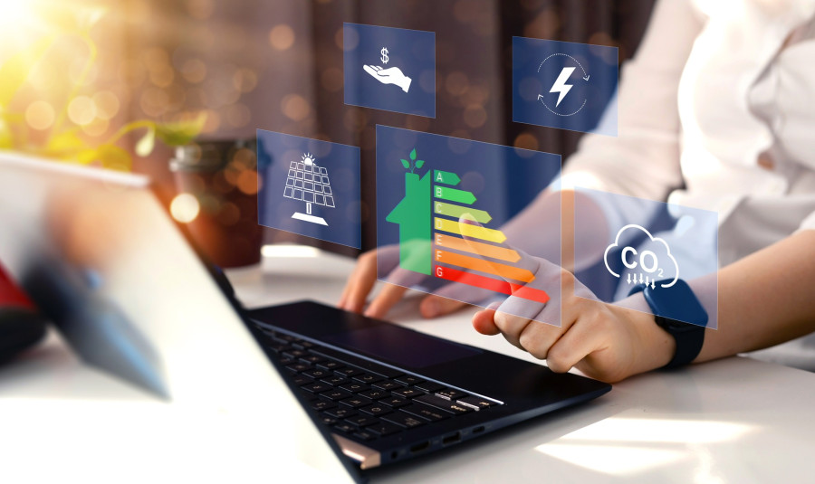Dashboard systemu Energy Management System – wykresy produkcji energii z fotowoltaiki i cykli ładowania magazynu BESS zwiększających autokonsumpcję w obiekcie C&I