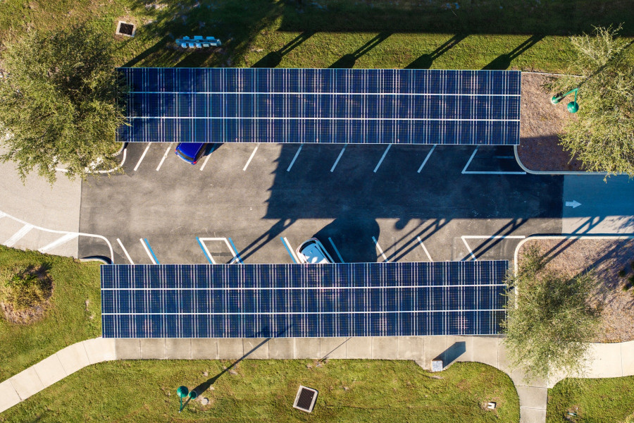 Magazyn energii BESS przy obiekcie przemysłowym z fotowoltaiką na dachu – systemy magazynowania energii obniżają koszty mocy zamówionej w godzinach szczytu